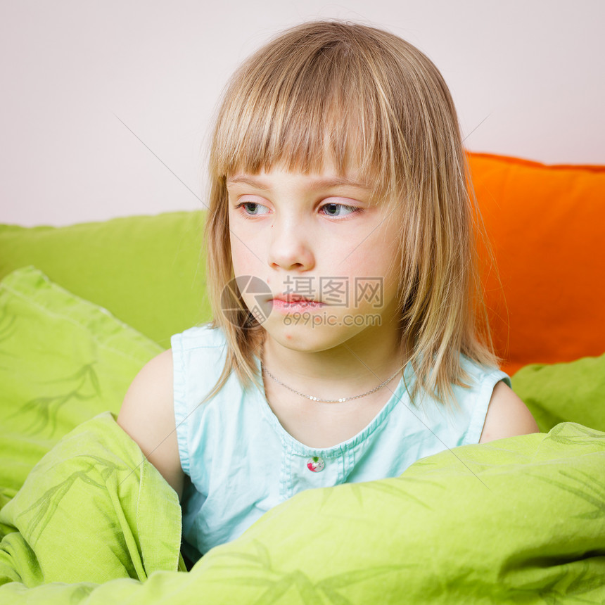 6岁金发女孩坐在床上脸上长着水图片