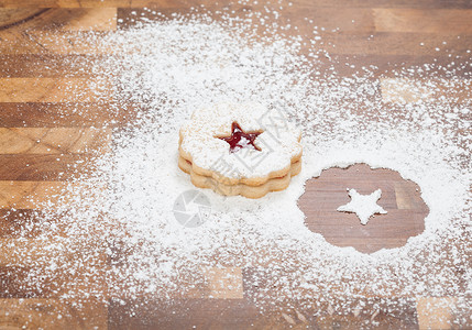 圣诞林策克饼干和糖粉图片