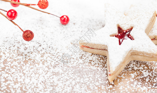 圣诞明星塑造的林泽饼干装饰配有糖粉图片