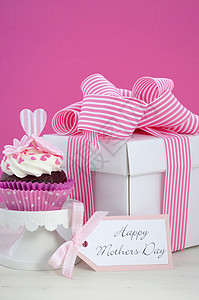 快乐母亲节粉红和白纸杯蛋糕图片
