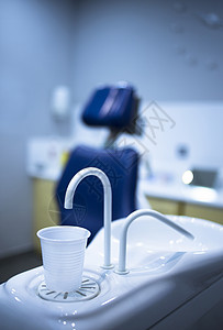 牙科仪器牙医水冲洗杯水龙头填料在牙医手术诊所的蓝色图片