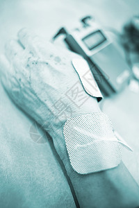 电物理疗法电脉冲刺激康复治疗的患者手腕和手臂在医院诊所用电刺激附图片