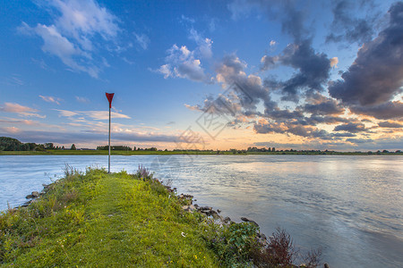 华文新魏在莱茵河中防止水分侵蚀的码头背景