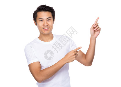 穿白T恤的亚洲帅哥用两只图片