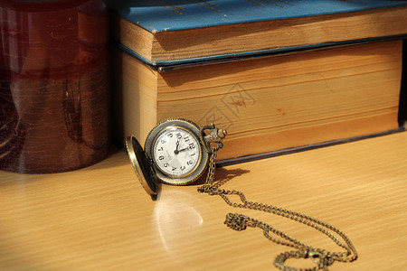 古董时钟的书在桌子图片