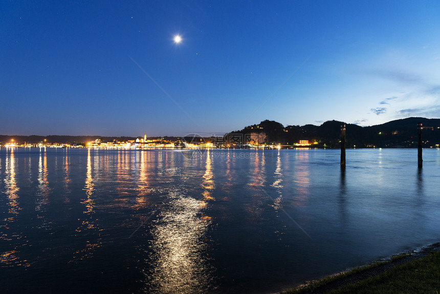 夏夜与月亮和星一起在意大利伦巴迪马吉奥雷湖MagiorelakeLombardy从Angela看图片