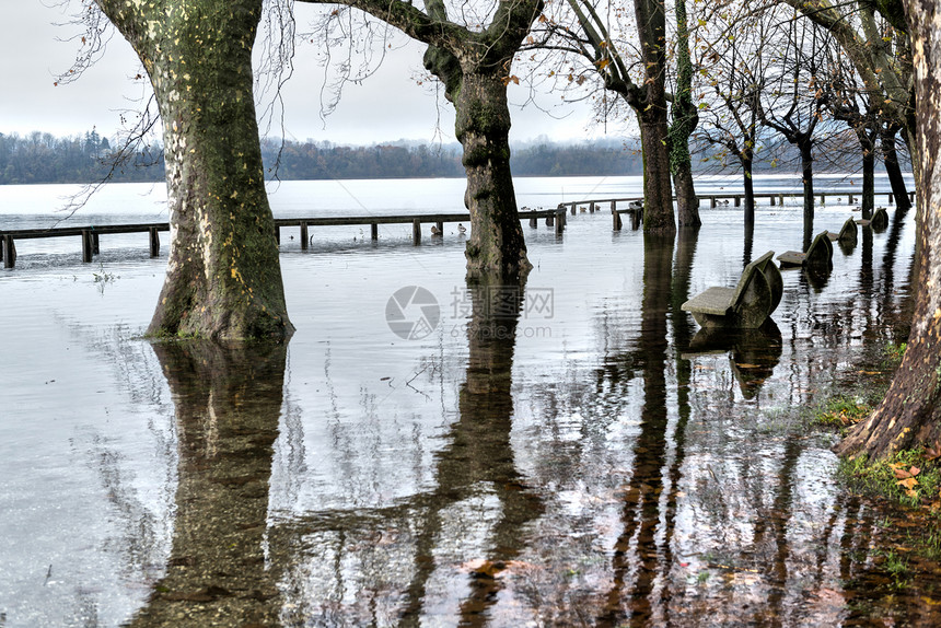 气候变化秋季瓦雷泽湖泛滥图片