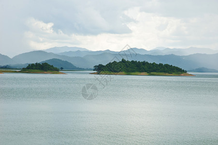 云层下山湖图片