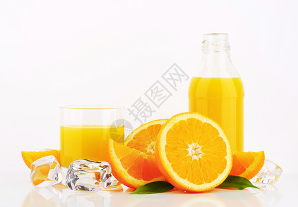 新鲜橙汁和冰块背景图片