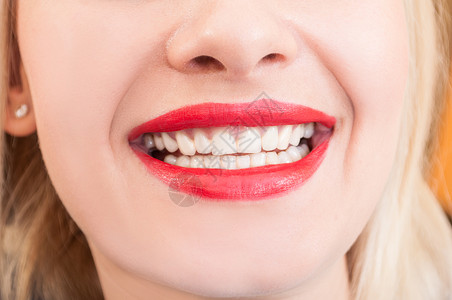 紧贴美丽的女人的微笑牙齿或假牙图片