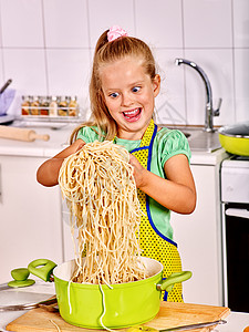 孩子们在厨房吃意大利图片