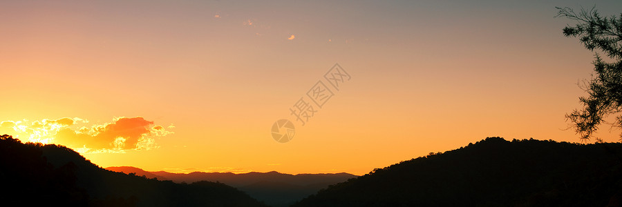 昆士兰阳光海岸山区的太阳日落月亮SilhouetteS图片