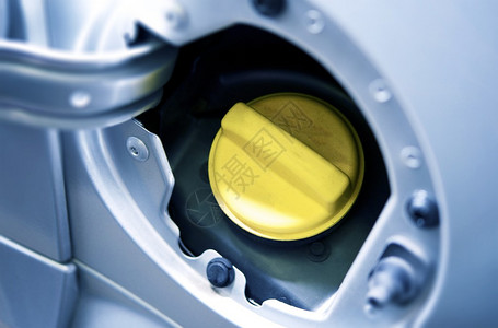 黄色杯汽车燃料插件天然气和图片