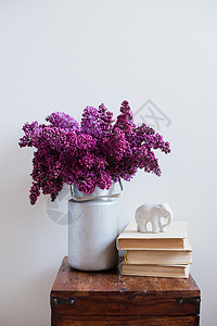 室内装饰花瓶里花束和在生锈木制板上的书图片