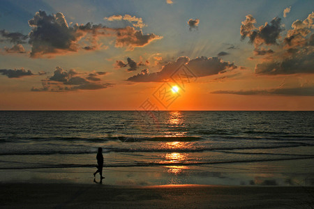 海洋上日落的夕阳图片
