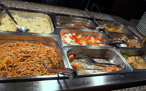 中餐厅的美味意大利面和蔬菜米饭图片