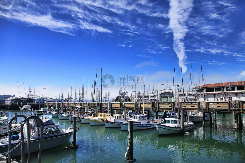 加州游艇港与旧金山天际图片
