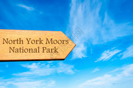 木箭标志指向目的地北YorkMoorsNationalPark图片