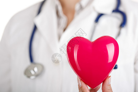 拿着红色玩具心脏的女医生的手医生的手特写医疗帮助或保险概念心脏病图片