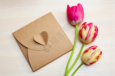 郁金香和白色背景上的礼物盒图片
