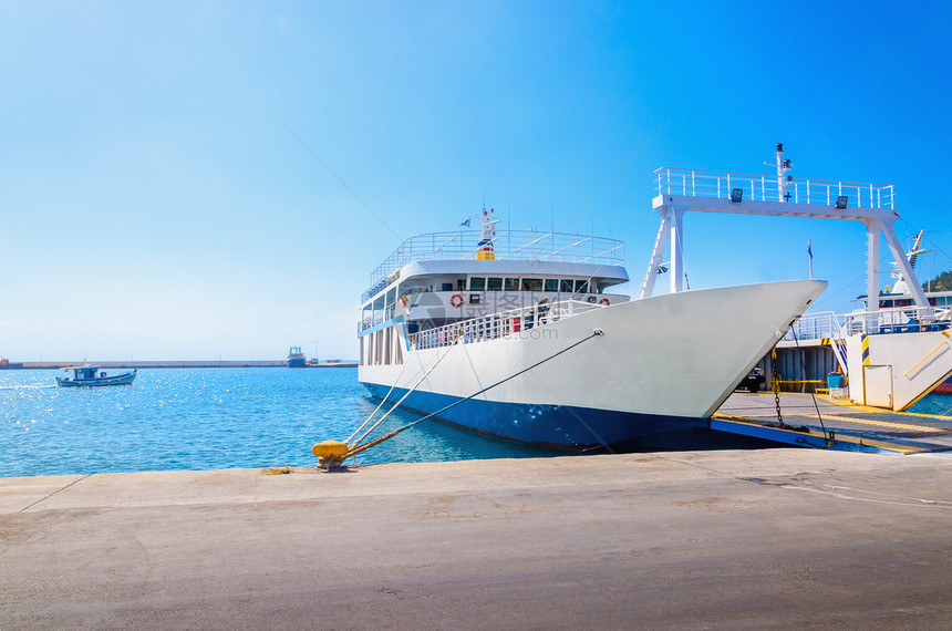 在港口等待装车的典型希腊蓝白色空渡轮景观图片