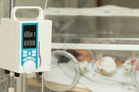 输液泵将IV滴入婴儿患者体内图片