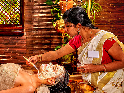 印度妇女在Ayurveda温泉疗养图片
