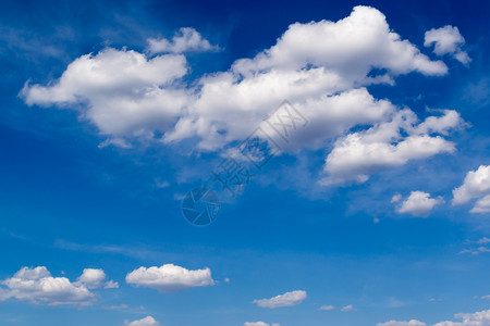 白云映衬着明亮的蓝天图片