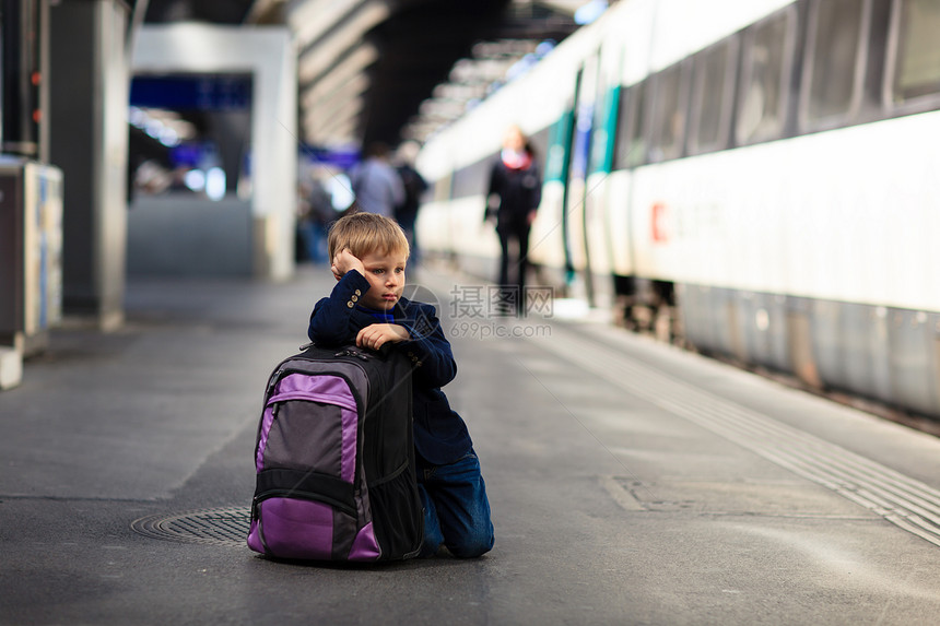 小男孩在管道平台上等火车孩图片