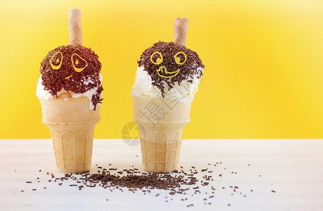 喜悦儿童节的概念与有趣的冰淇淋锥图片