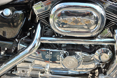 有闪亮铬部件的摩托车发动机和不同金属部件图片