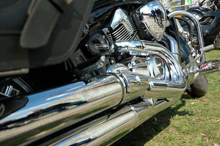 有闪亮铬部件的摩托车发动机和不同金属部件图片