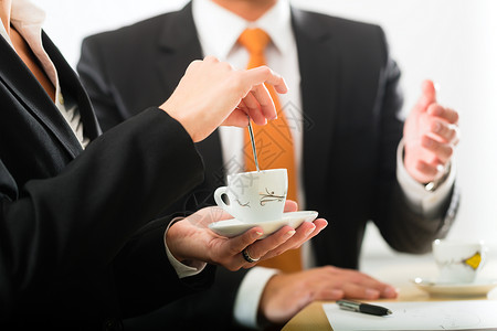 商务两位商人或专业人士在办公室喝咖啡或图片