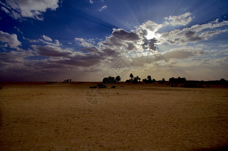 撒哈拉沙漠中的云朵图片
