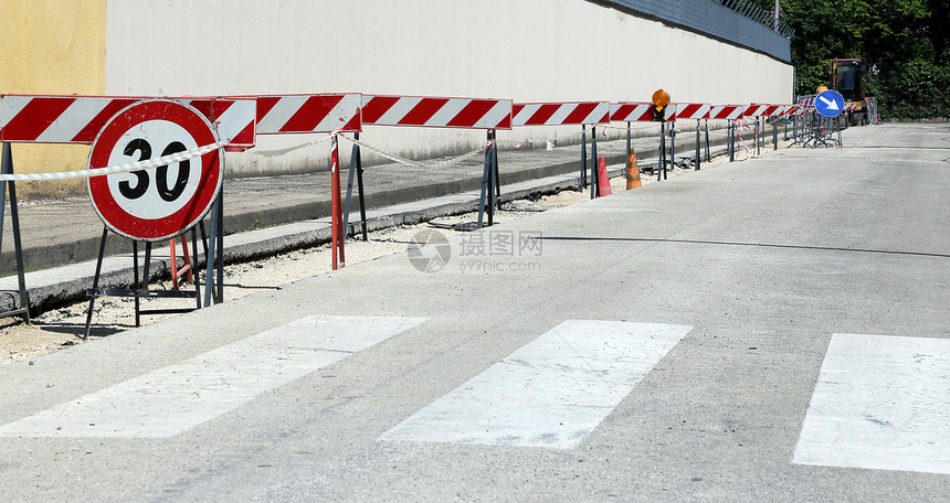 铺设光纤道路挖掘中限制速度的标志和障碍物图片