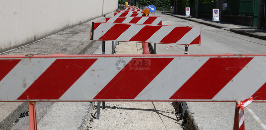 铺设光纤道路工程期间建筑工地的障碍物图片