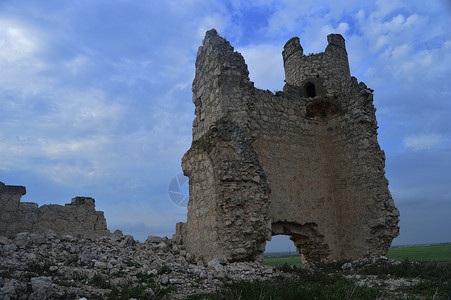 一座破碎的城堡的残骸图片