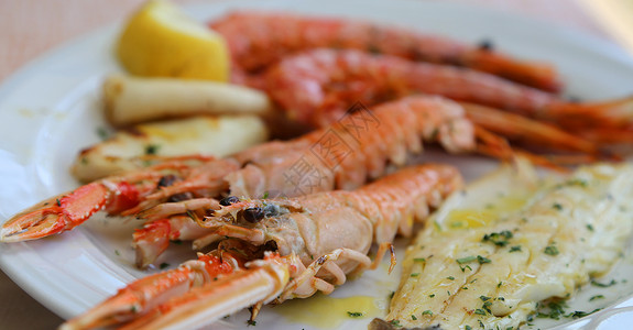 餐厅的烤鱼配海鲷虾和图片