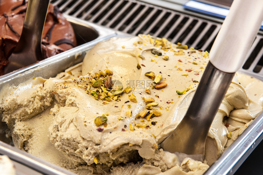 美味的坚果皮斯达契奥冰淇淋洒满了烤果子在冰淇淋小餐厅露面独图片