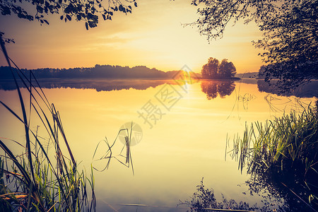 日落在平静的湖面上平静的风景与古图片