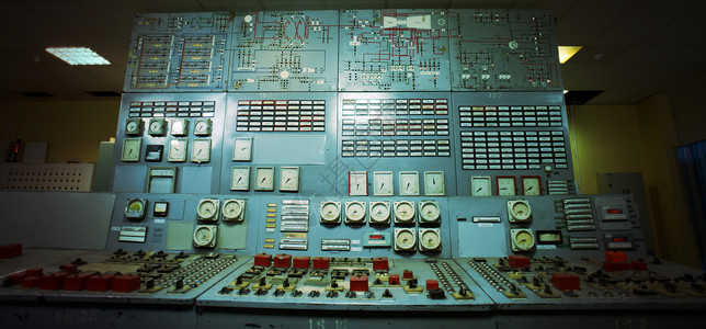 旧发电厂的控制室图片