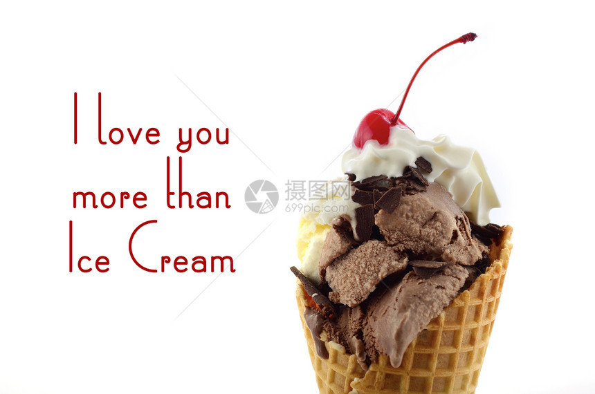 巧克力和香草冰淇淋卷心菜奶油和樱桃加干料在顶部图片