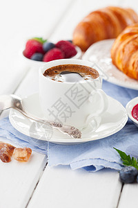 早餐咖啡新鲜羊角面包和熟莓子图片