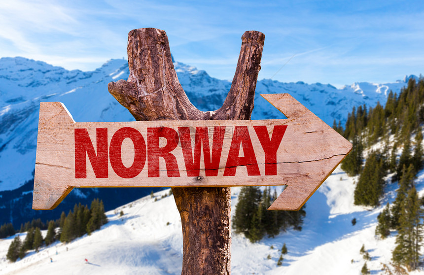挪威木牌有阿尔卑斯山背景图片