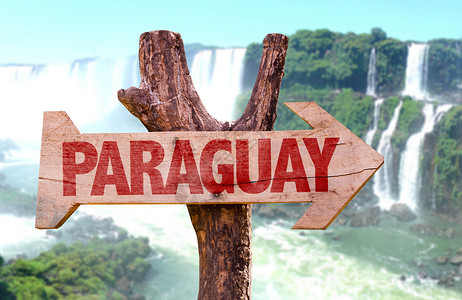 背景为瀑布的巴拉圭木牌图片