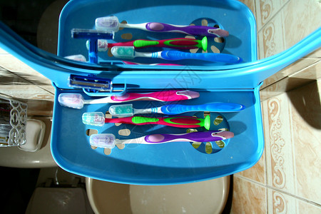 带镜子的浴室收纳盒上的牙刷照片图片