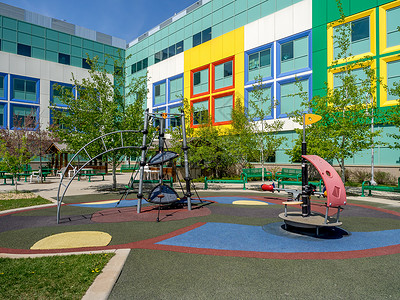 色彩缤纷的儿童医院外的游乐场图片