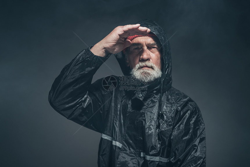 穿黑色雨夹克仰望阿法尔与严重面部表情的白胡子中图片