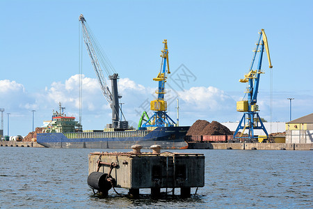 波罗的海旧城镇威斯马尔港的起重机C图片