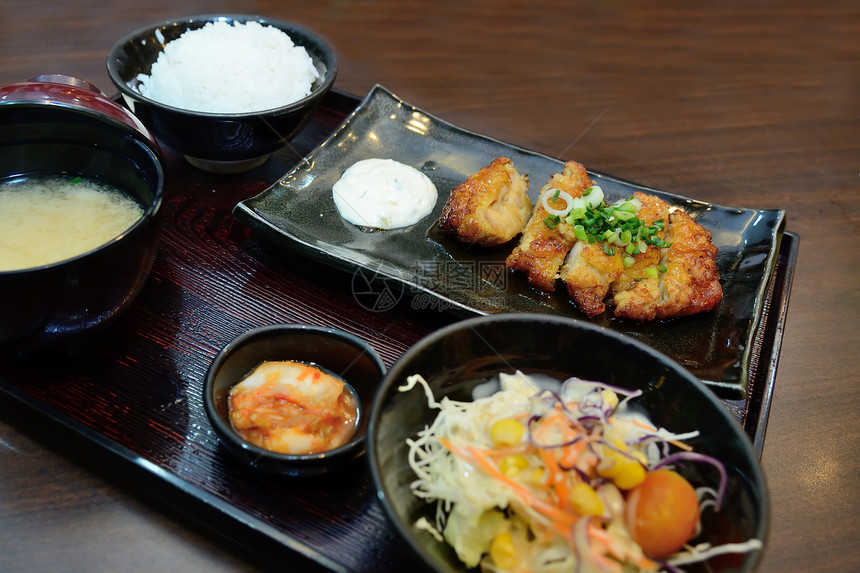 餐桌上晚餐的日本料理图片